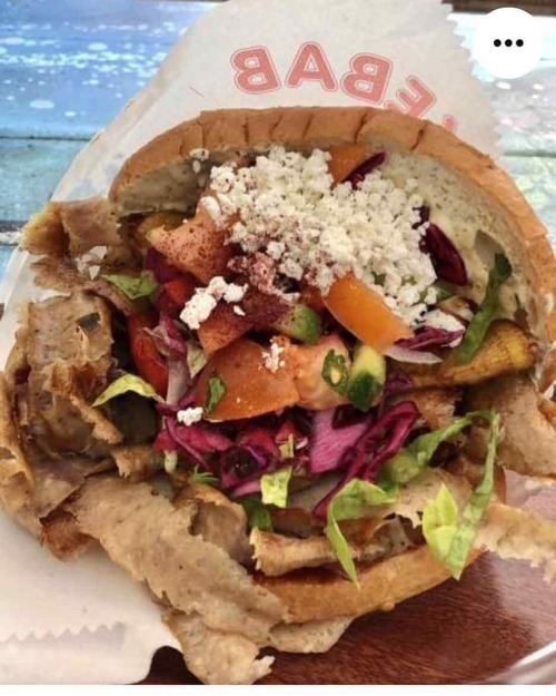 Berliner Stadtansicht mit Streetfood-Stand