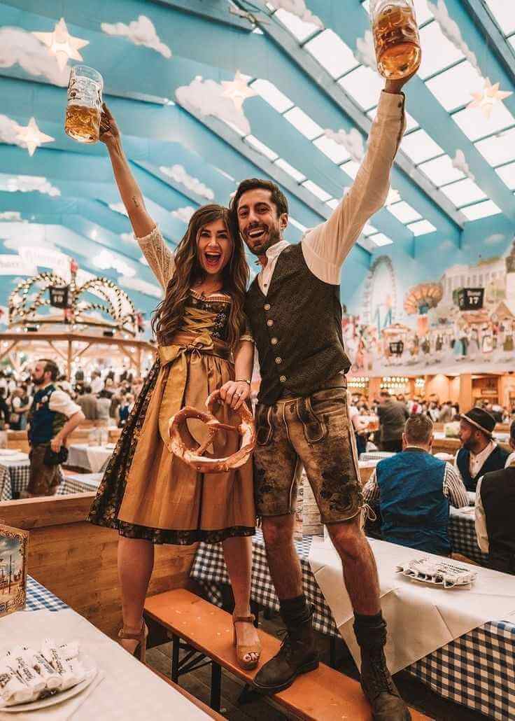 Menschenmengen genießen ein deutsches Bierfest mit traditionellen Zelten