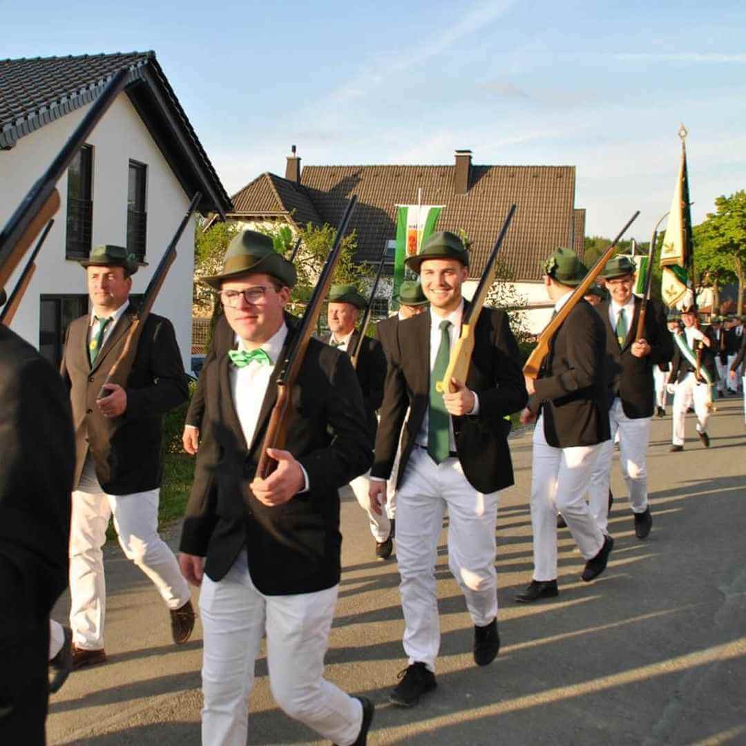 Innenansicht eines Festzeltes mit langen Gemeinschaftstischen