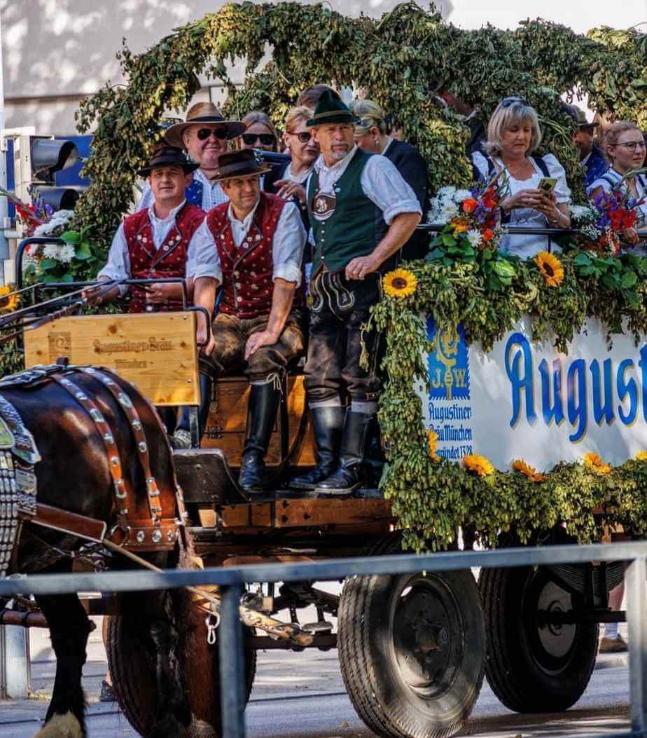 Karnevalstänzer in glitzernden Outfits auf der Straße