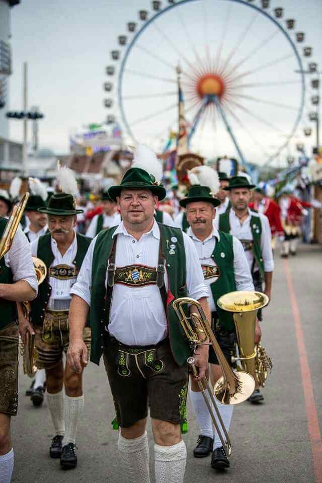 Besucher in traditioneller bayerischer Kleidung auf einem Volksfest