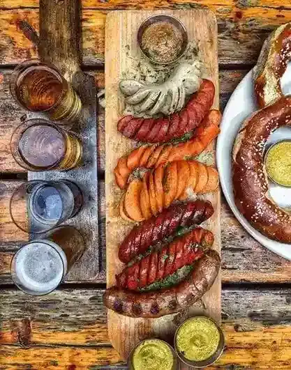 Bayerische Brezeln auf einem Holzbrett gestapelt