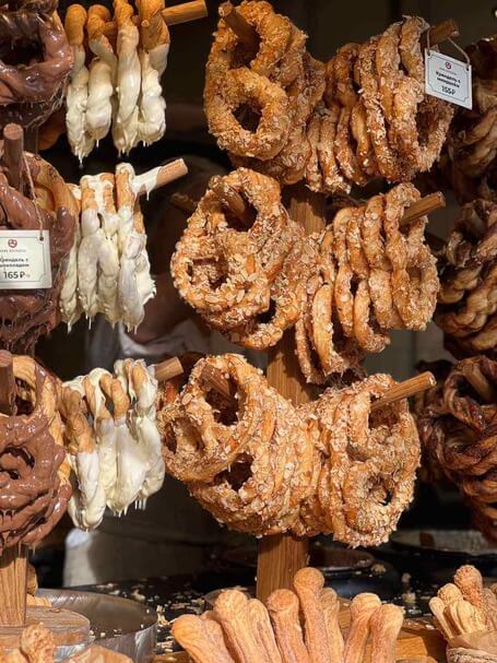 Auswahl deutscher Würste und Senf