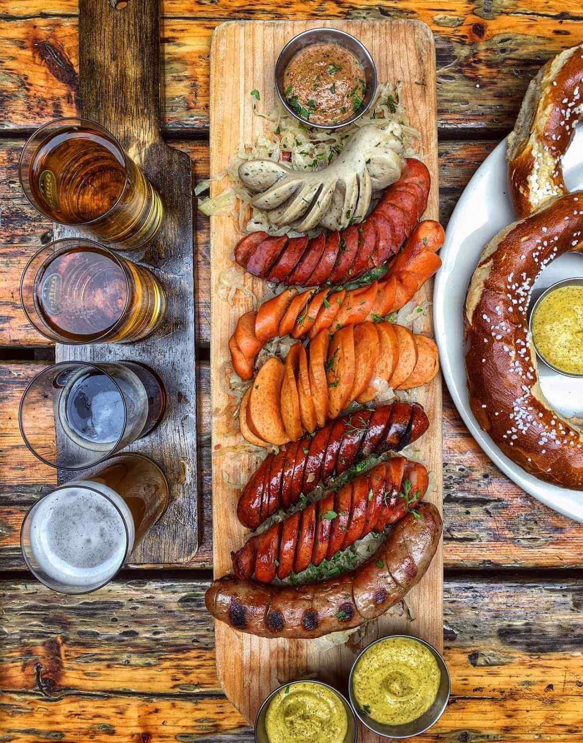 Verschiedene Bratwürste gegrillt mit Senf