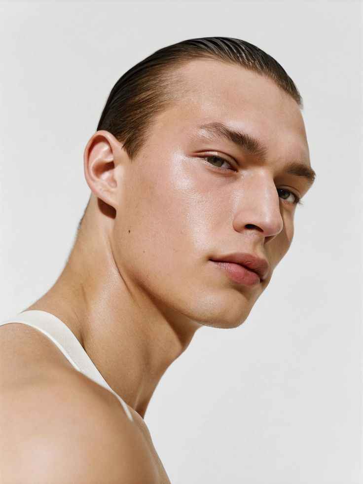 Becher Glühwein auf einem Weihnachtsmarkt