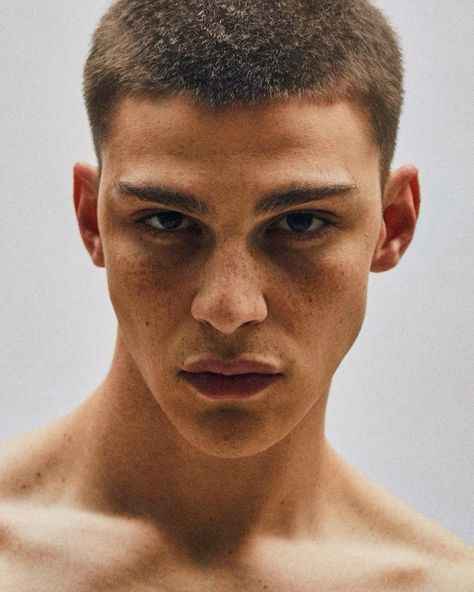 Nahaufnahme eines Bierkrugs beim Oktoberfest