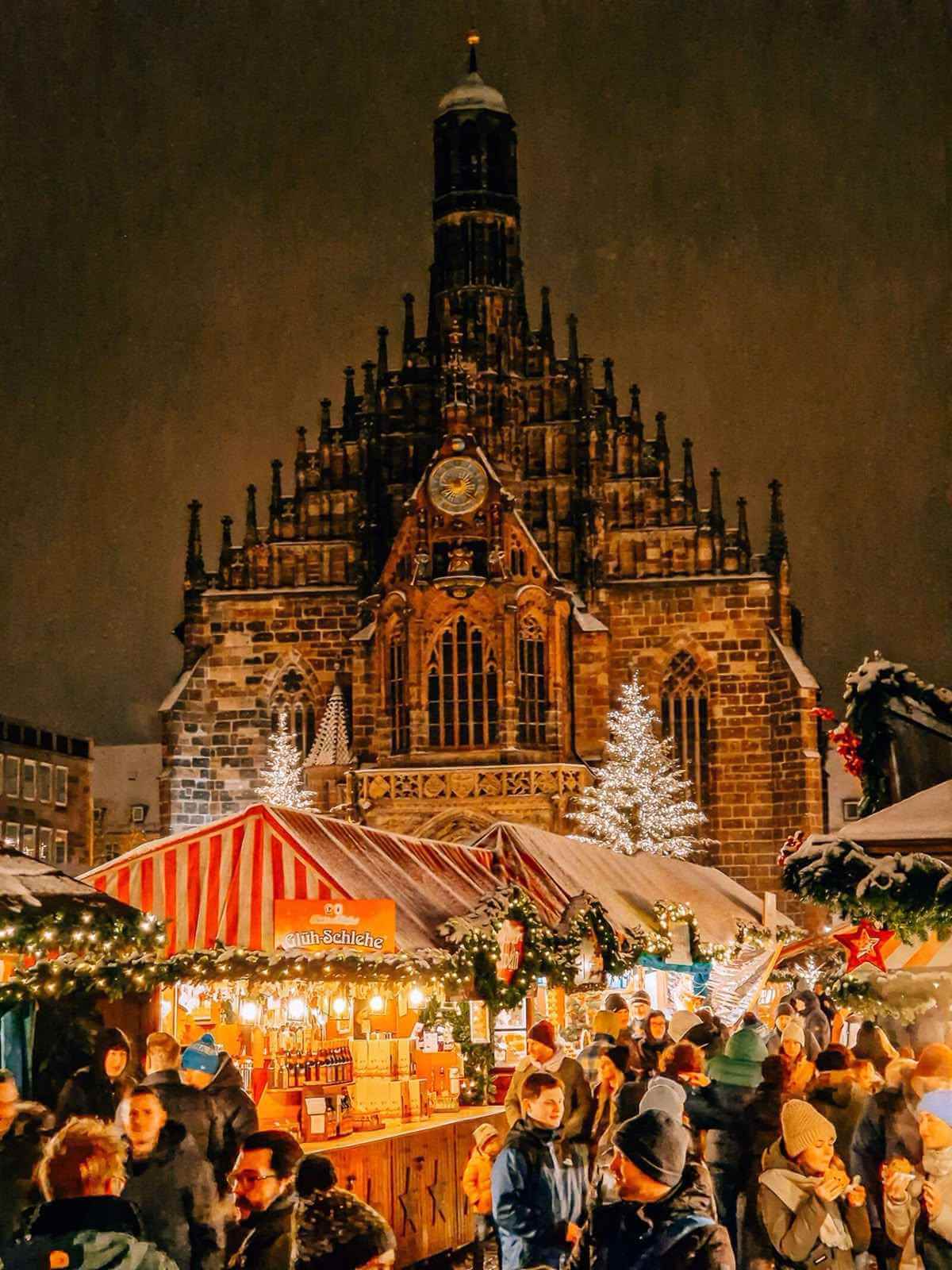 Weihnachtsmarktstand mit Lichtern und Holzarbeiten