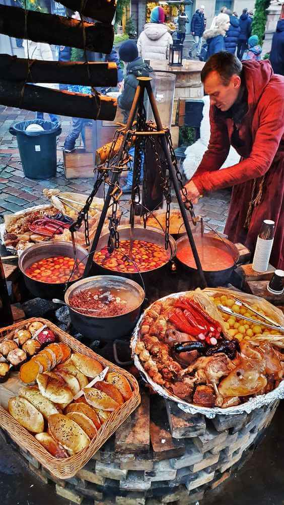 Deutsches Weindorf mit Herbstdekorationen